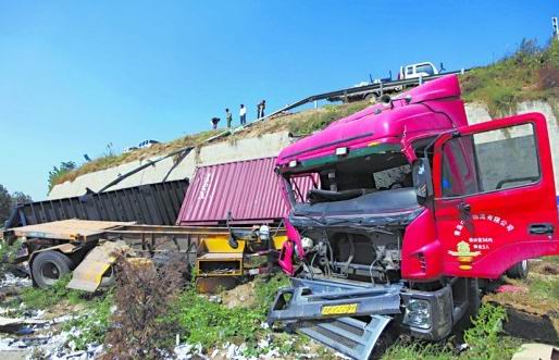 大货撞断护栏坠下10米高崖20吨玻璃全碎