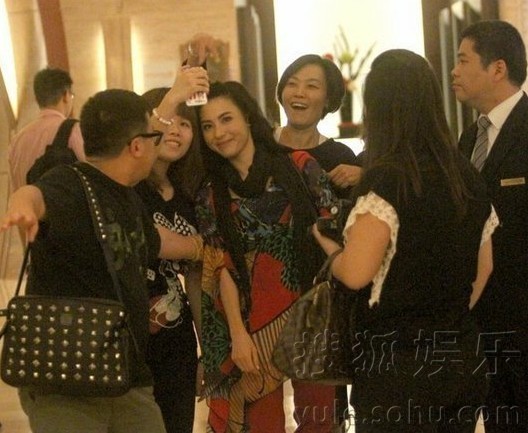 张柏芝谢霆锋前后脚出酒店