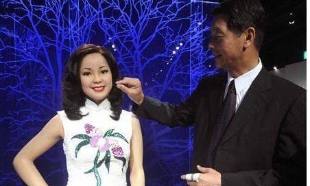 邓丽君制作人报料：1元觅得墓地 秦祥林是她真男友