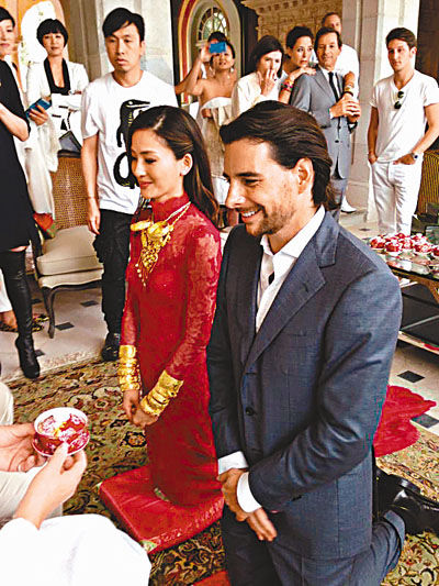 周汶錡与法籍老公跪地敬茶