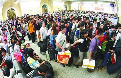 青岛火车站迎建站百年来最高客流