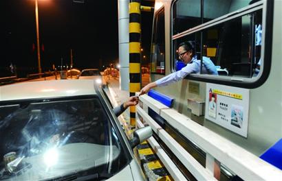 青岛高速路免费迎大考 高峰超春运