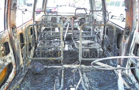 面包车行驶中起火爆炸烧成铁架 司机弃车逃生