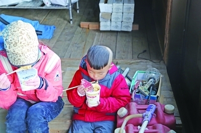 裸跑弟15小时登上富士山 举钓鱼岛属于中国条幅