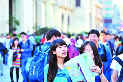 青岛37万人人挤人 15万车车挨车