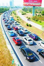 青岛景区车流爆棚 交警重兵把守仍吃紧 青岛景区车流爆棚 交警重兵把守仍吃紧