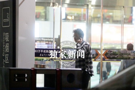 王学兵携新欢小女友公开秀甜蜜