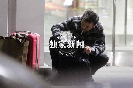 王学兵携新欢小女友公开秀甜蜜