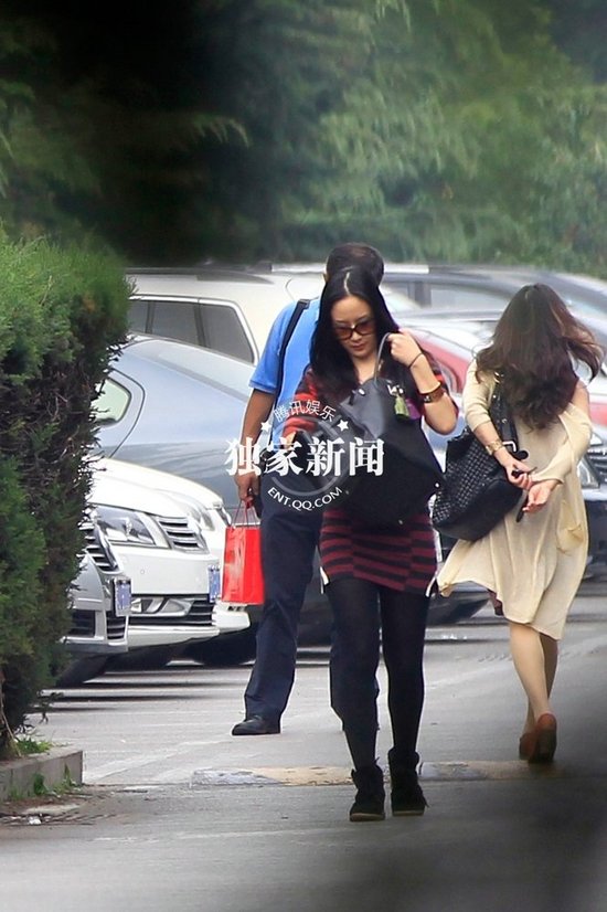 王学兵携新欢小女友公开秀甜蜜