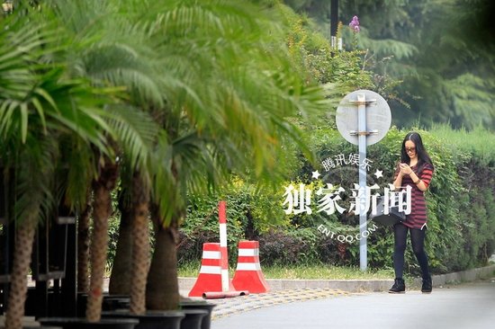 王学兵携新欢小女友公开秀甜蜜