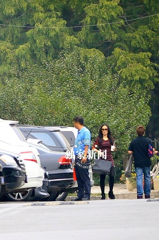 王学兵携新欢小女友公开秀甜蜜