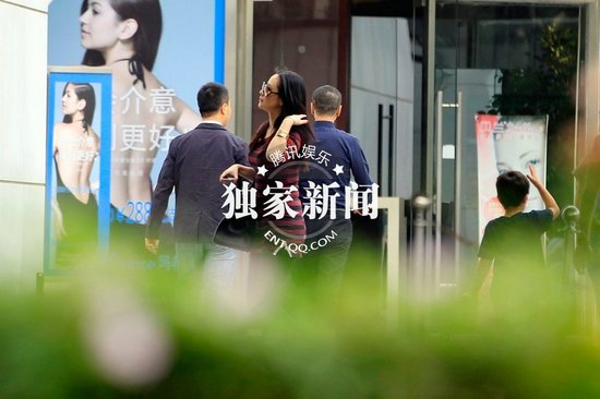 王学兵携新欢小女友公开秀甜蜜