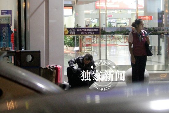 王学兵携新欢小女友公开秀甜蜜