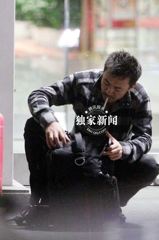 王学兵携新欢小女友公开秀甜蜜