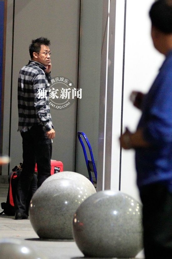 王学兵携新欢小女友公开秀甜蜜