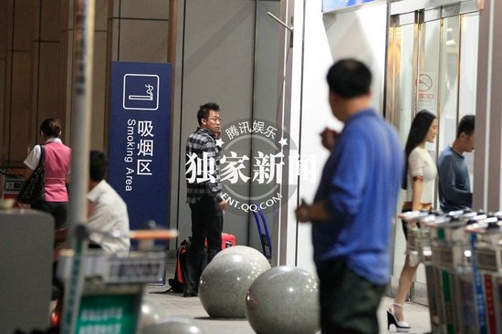 王学兵携新欢小女友公开秀甜蜜