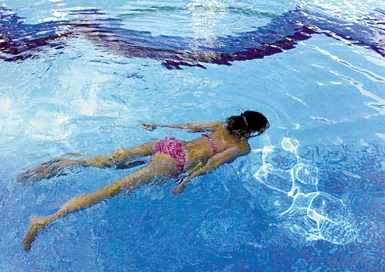 女星微博晒泳装照 火辣性感