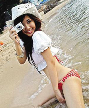 女星微博晒泳装照 火辣性感