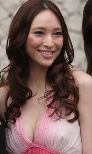 瘦小身材长对大胸 实在太诡异