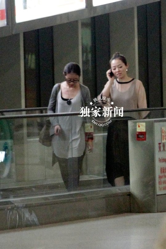 张靓颖赤脚穿拖鞋懒散出行 神秘男子接机同行