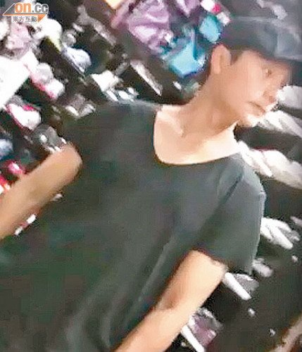 陈坤带儿子夜袭旺角选鞋 表现低调不想被认出