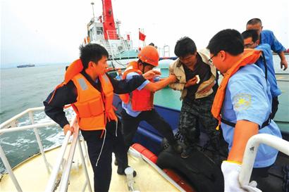 “抢”回4小时，保住船长的手指头