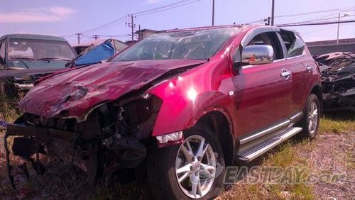 图片说明：事故发生现场，被撞坏的隔离栏