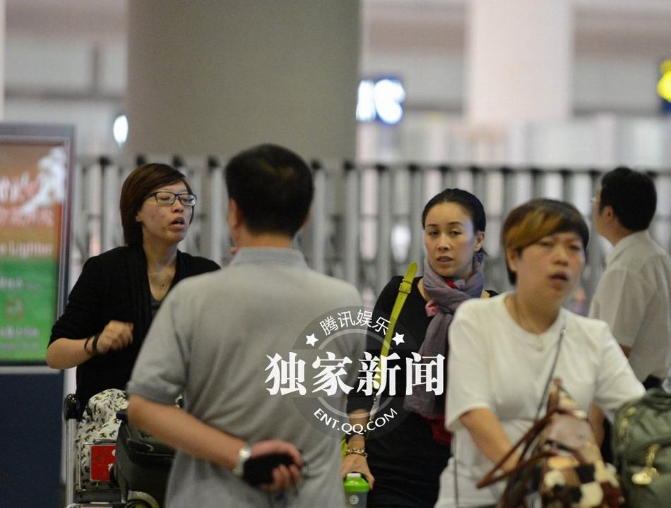 那英回京素颜显苍老 机场当众挖鼻行为不雅