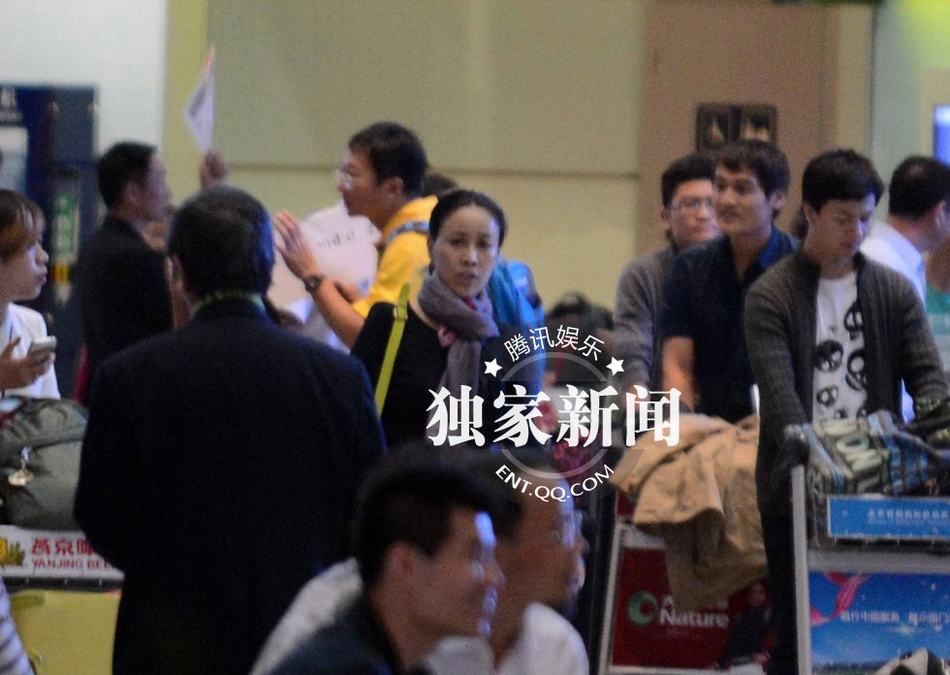 那英回京素颜显苍老 机场当众挖鼻行为不雅