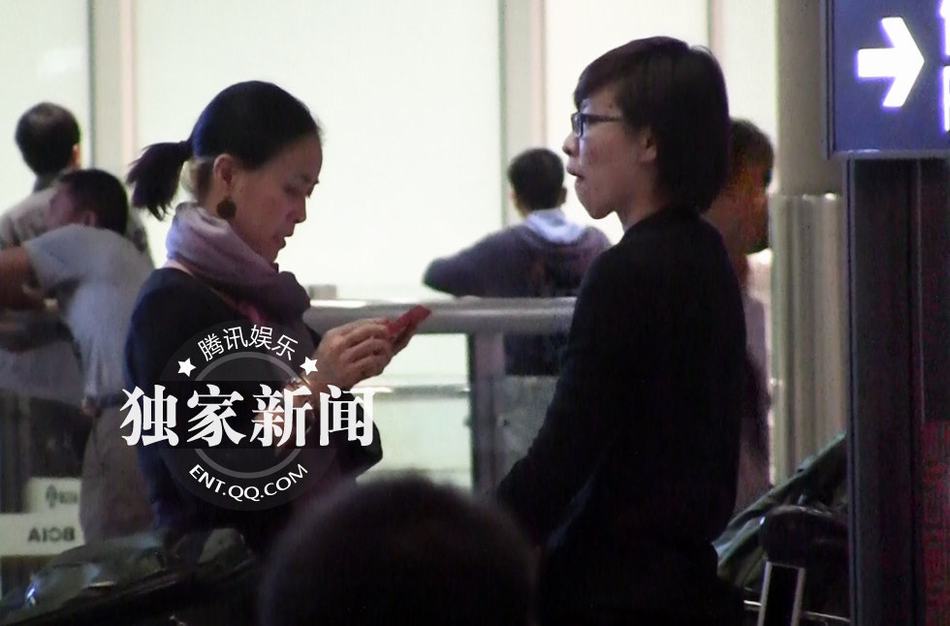 那英回京素颜显苍老 机场当众挖鼻行为不雅