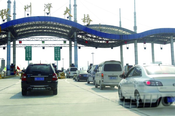 返程高峰今袭来 免费走高速今晚12时结束