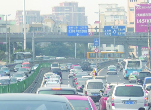 返程高峰今袭来 免费走高速今晚12时结束