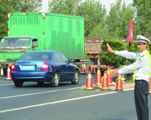 返程高峰今袭来 免费走高速今晚12时结束