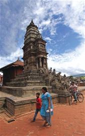 来回48天 六旬老人开着小车玩到尼泊尔(组图)