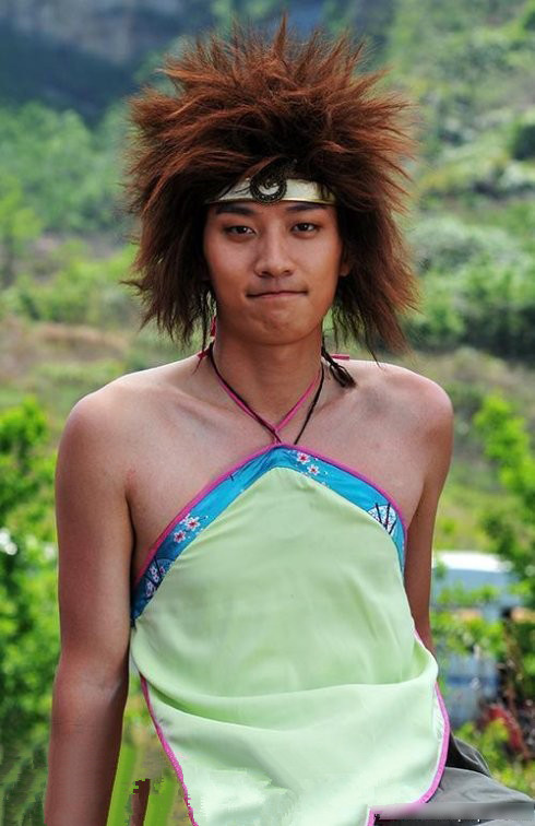 明星古装肚兜照 风情or滑稽？