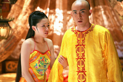 明星古装肚兜照 风情or滑稽？