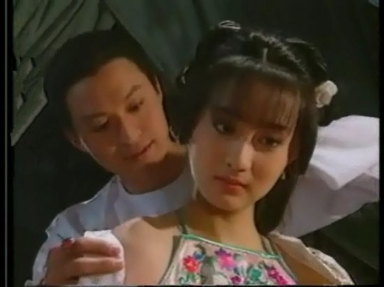 明星古装肚兜照 风情or滑稽？