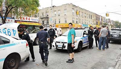 案发大批警员到场调查。美国《星岛日报》