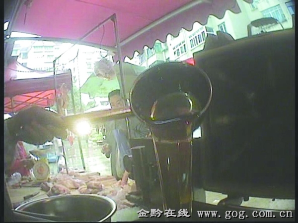 贵阳多市场售致癌烤鸭油 店主称含多种草药