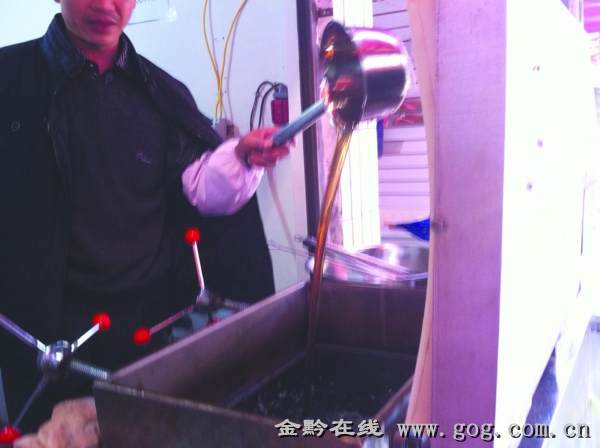 贵阳多市场售致癌烤鸭油 店主称含多种草药