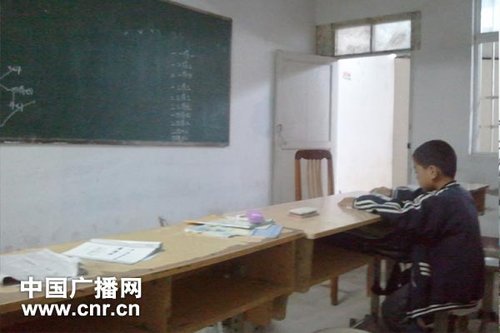 木板隔开的二年级教室中，只剩小华（化名）一个学生