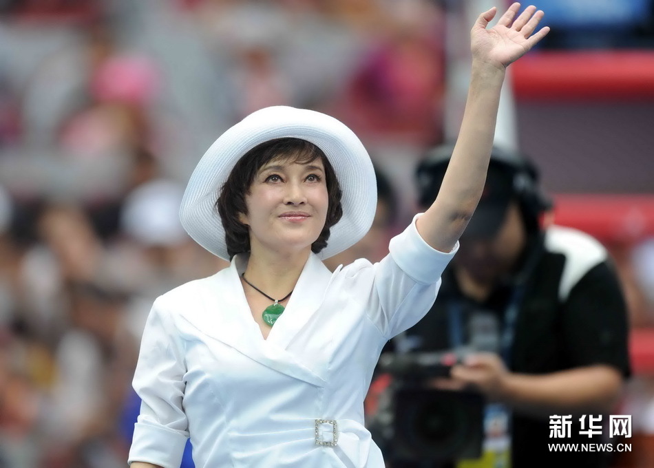 刘晓庆助阵中网献飞吻