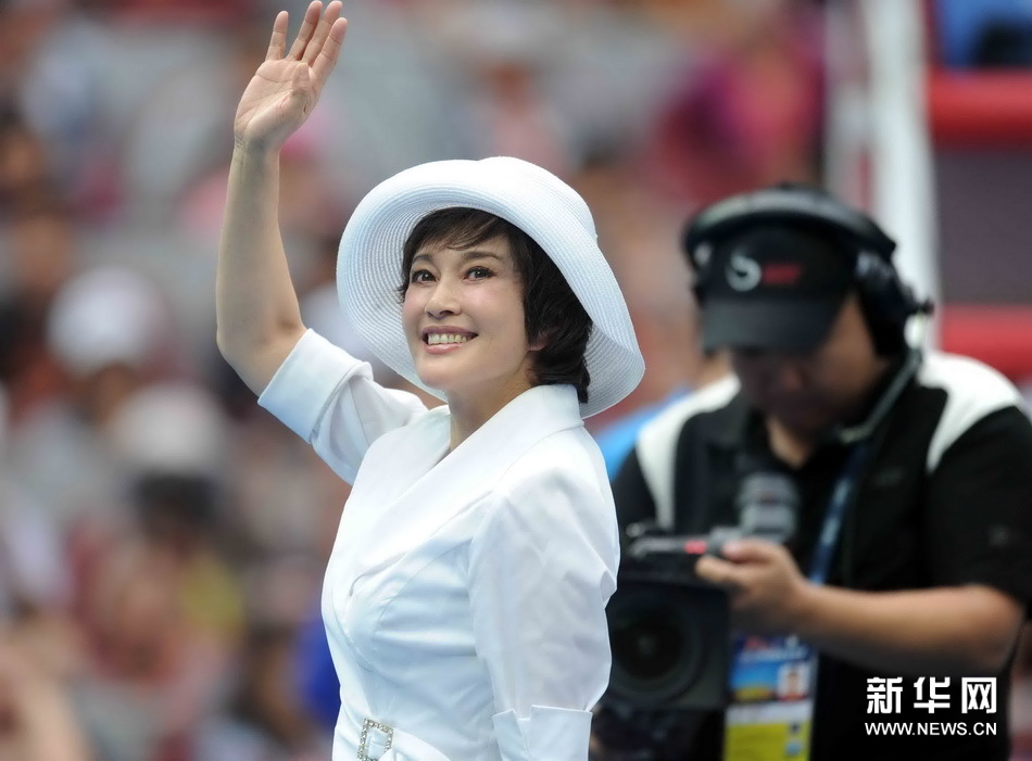 刘晓庆助阵中网献飞吻