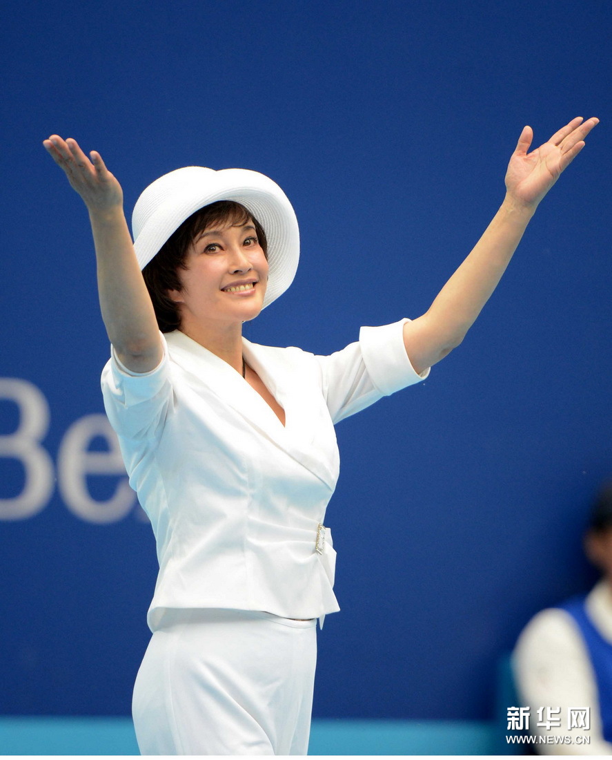 刘晓庆助阵中网献飞吻