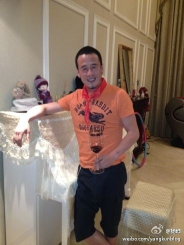 杨坤被曝曾与那英姐弟恋 那英：他在KTV里面摸我