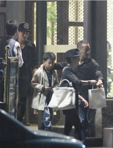 陈坤自爆宝贝儿子的清晰照 9岁优优训狗场面温馨