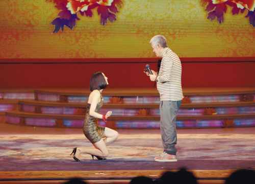 黄圣依下跪拜赵本山为师成赵家班 改唱二人转