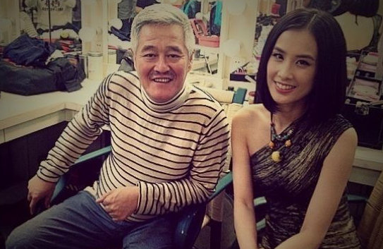 黄圣依下跪拜赵本山为师成赵家班 改唱二人转