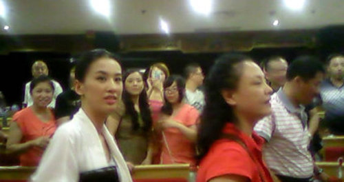 黄圣依下跪拜赵本山为师成赵家班 改唱二人转