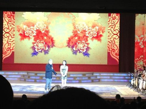 黄圣依下跪拜赵本山为师成赵家班 改唱二人转